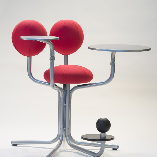 Birou și scaun ergonomic cu design modern