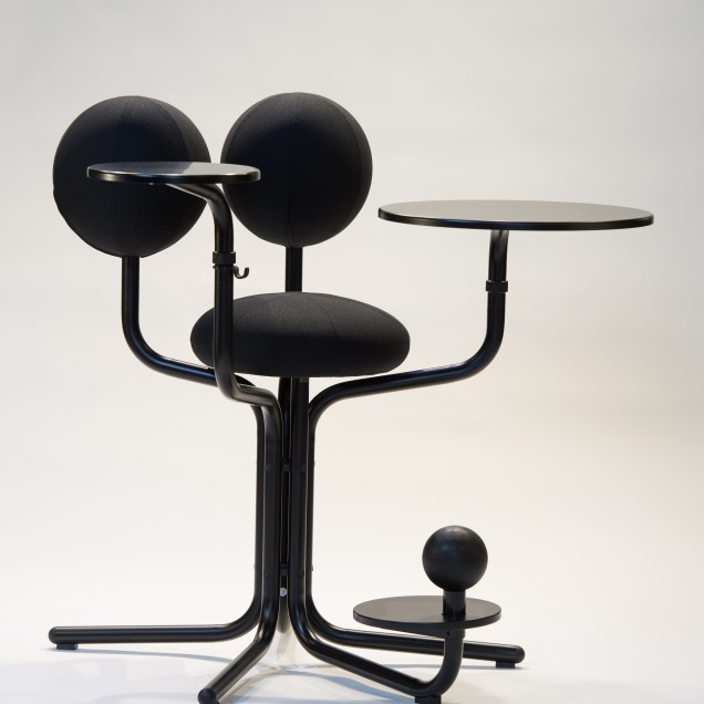 Birou și scaun ergonomic cu design modern
