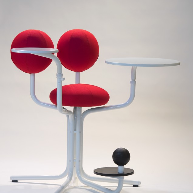 Birou și scaun ergonomic cu design modern
