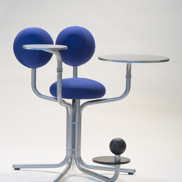 Birou și scaun ergonomic cu design modern