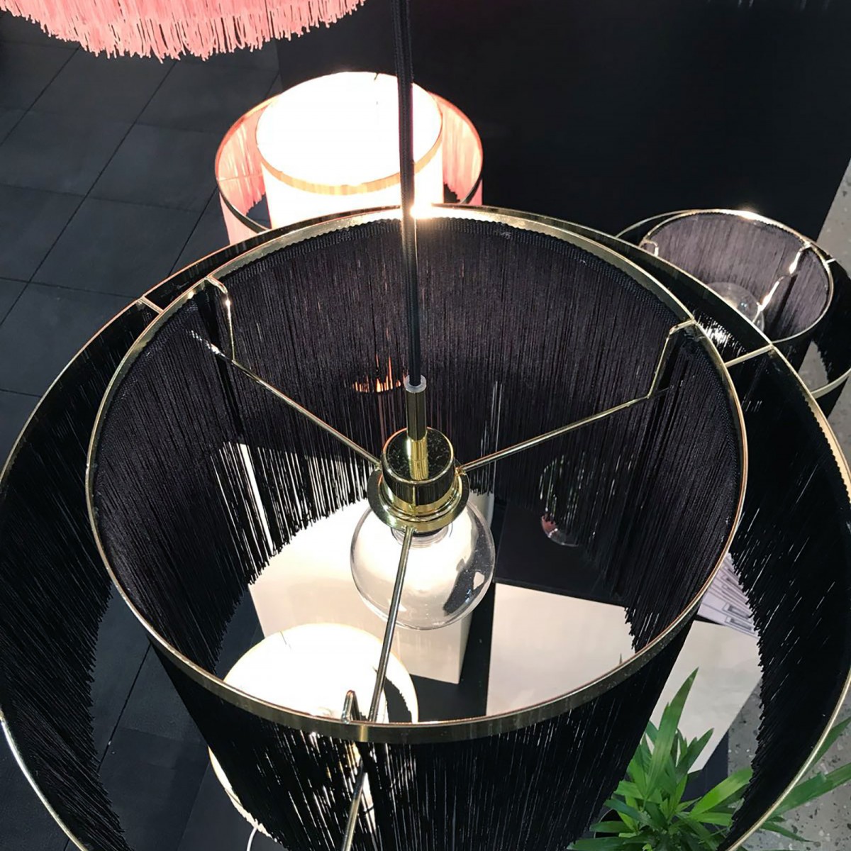 Lampă suspendată Frans, din metal, cu franjuri textile albe/roz/negre ...