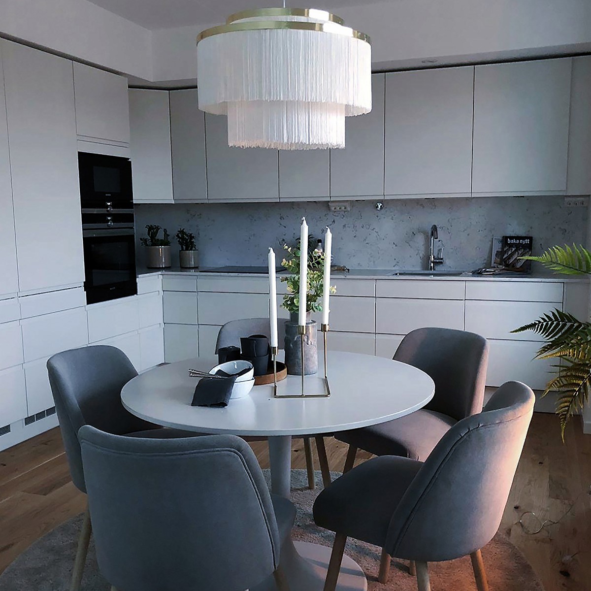 Lampă suspendată Frans, din metal, cu franjuri textile albe/roz/negre ...