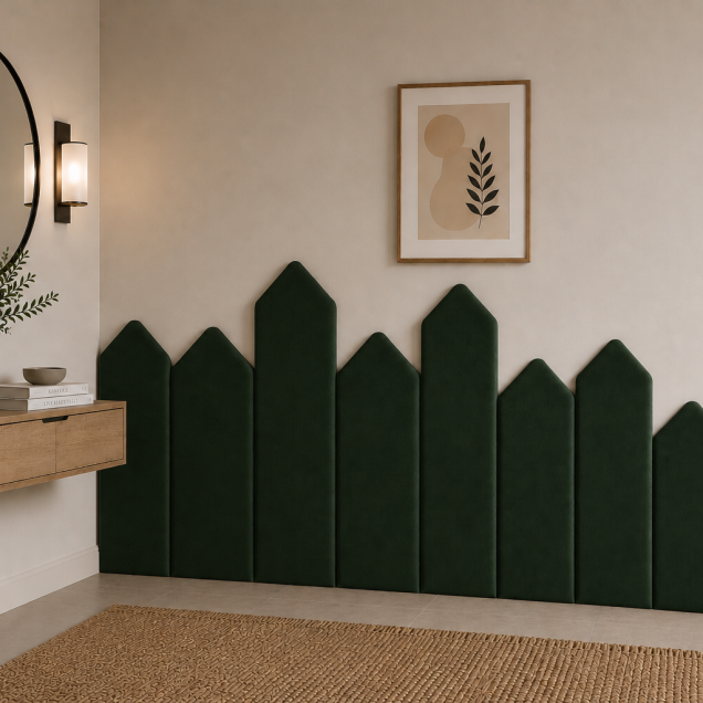 Panou tapițat verde cu design în formă de săgeată, instalat pe peretele de deasupra unui pat de copil.