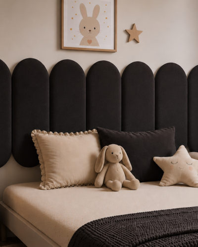 Panouri tapițate negre cu design geometric deasupra unui pat.