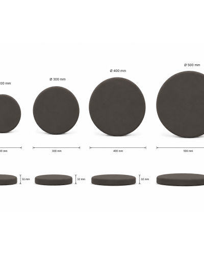 Panouri decorative rotunde negre aranjate pe un perete într-un hol modern