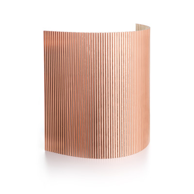 Panou decorativ flexibil metalizat bronze, cu riflaje verticale.