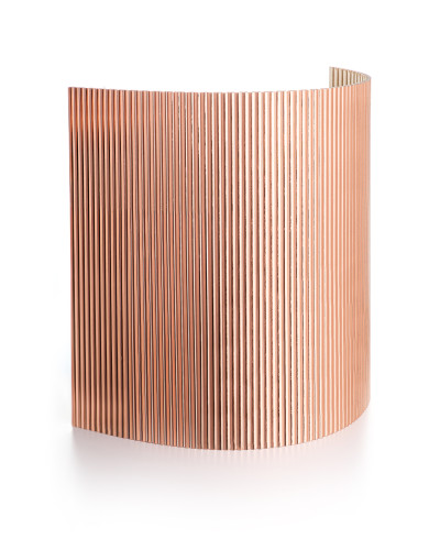 Panou decorativ flexibil metalizat bronze, cu riflaje verticale.
