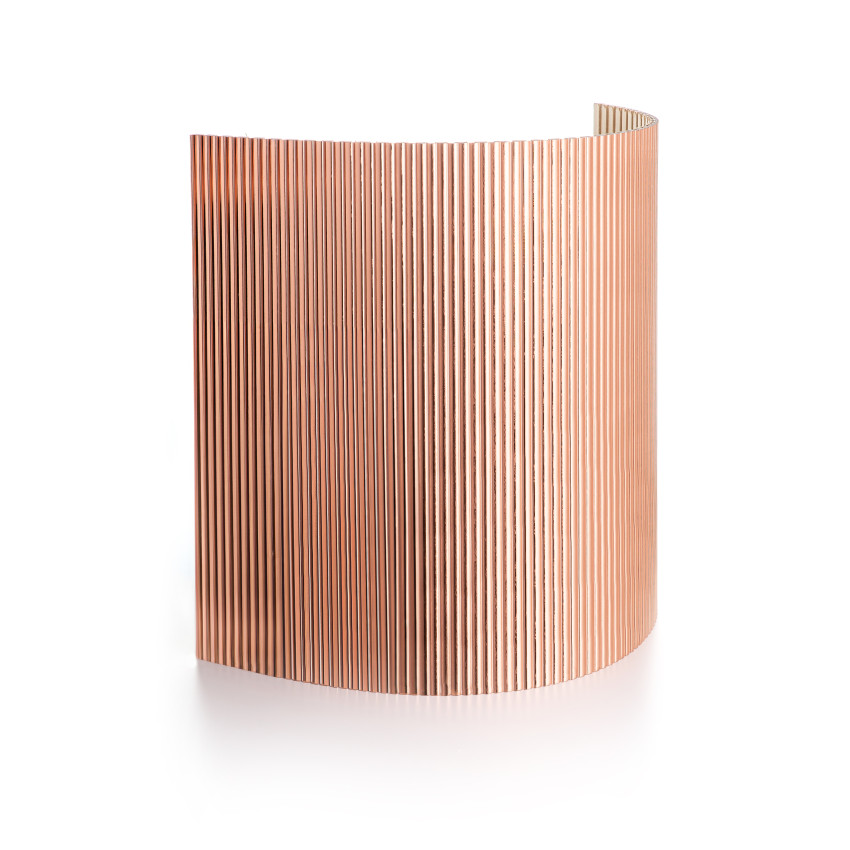 Panou decorativ flexibil metalizat bronze, cu riflaje verticale.