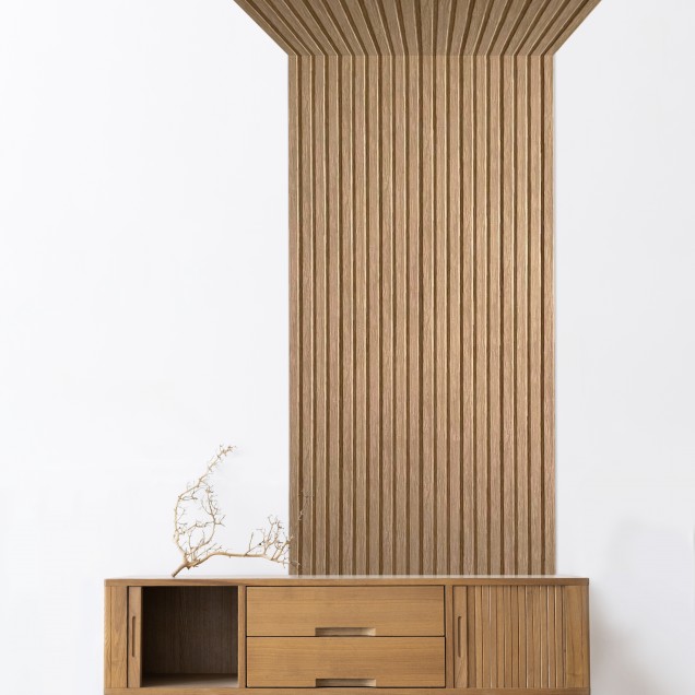 Panou decorativ riflat 3D stejar auriu în dormitor modern