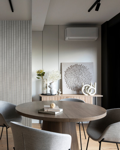 Panou decorativ riflat 3D gri si amber intr-un interior modern