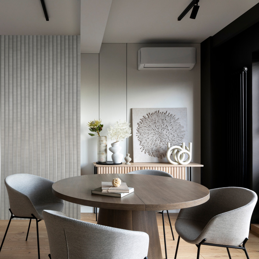 Panou decorativ riflat 3D gri si amber intr-un interior modern