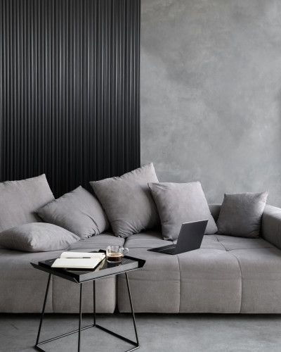 Panou decorativ riflat 3D negru într-un living modern