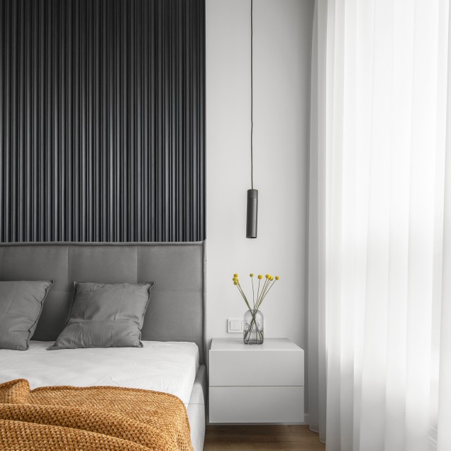 Panou decorativ riflat 3D negru într-un living modern