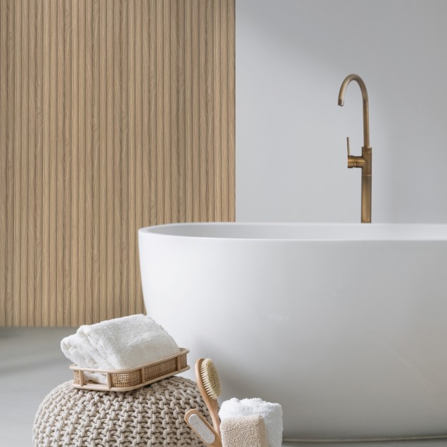 Panou decorativ 3D riflat cu aspect de stejar natural într-un living modern