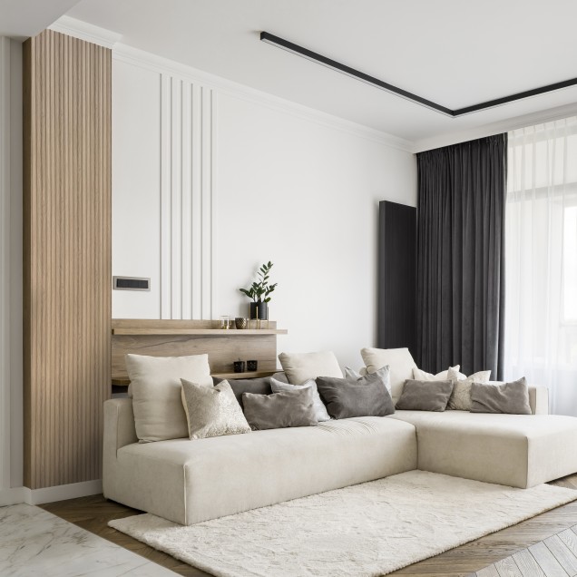 Panou decorativ 3D riflat cu aspect de stejar natural într-un living modern