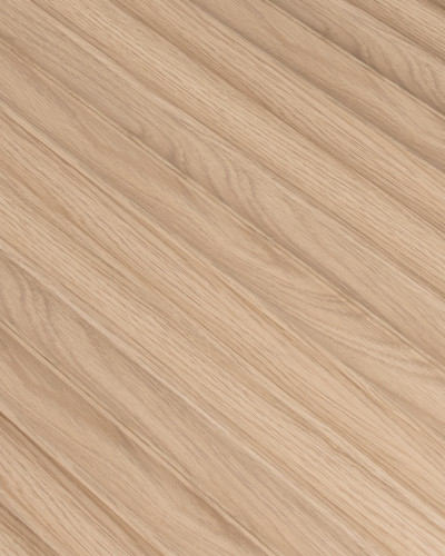 Panou decorativ 3D riflat cu aspect de stejar natural într-un living modern