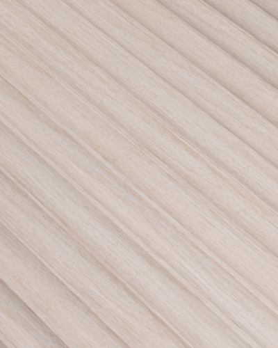 Panou 3D Onda, Stejar Alb, 270x11.2cm, cu textură ondulatorie, montat pe perete într-un living modern, cu TV, canapea și decorațiuni