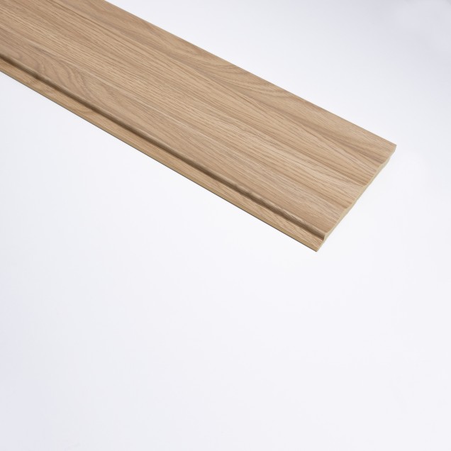 Panou decorativ 3D riflat cu aspect de stejar natural într-un living modern