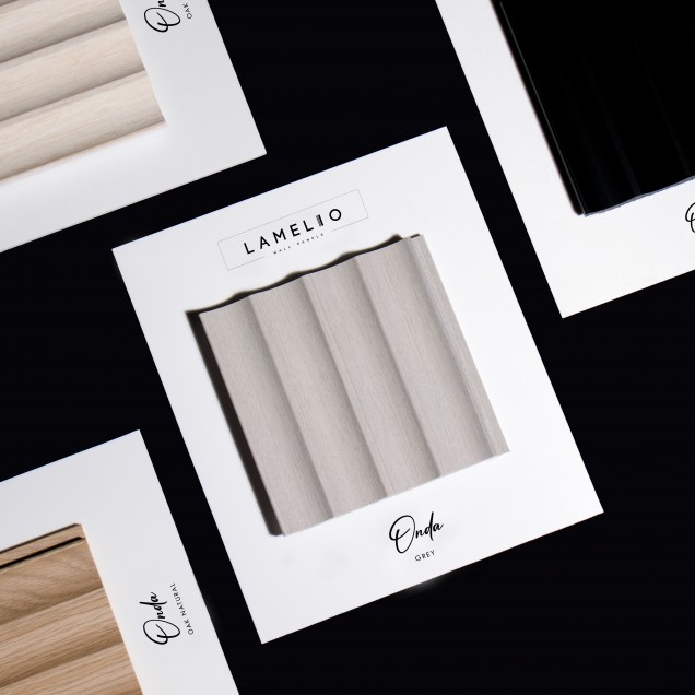 Panou decorativ riflat 3D gri într-un living modern