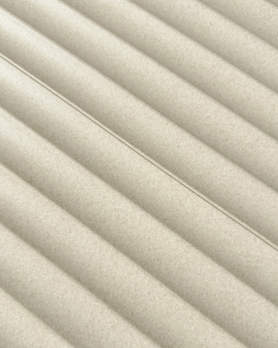 Panou decorativ riflat Ivory Cream aplicat pe un perete într-un living modern