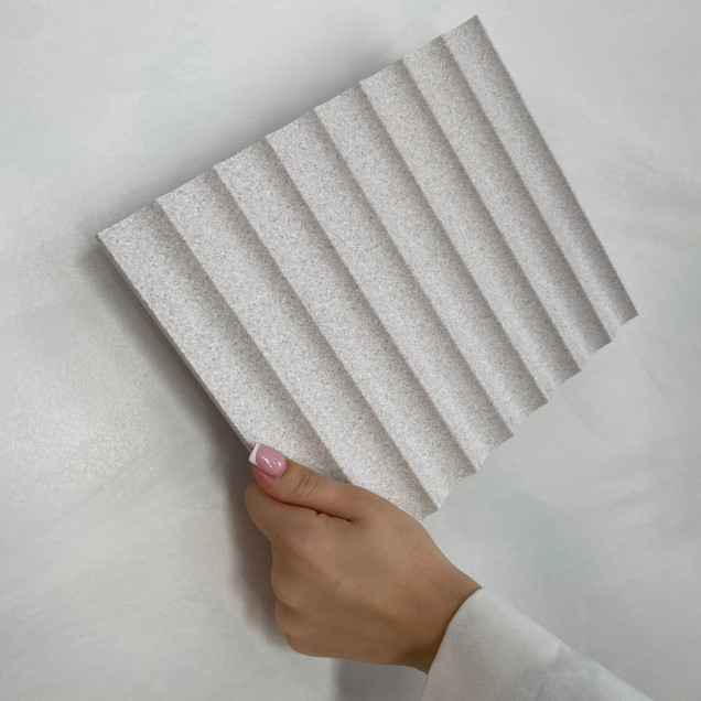 Panou decorativ riflat Natural Light într-o baie modernă