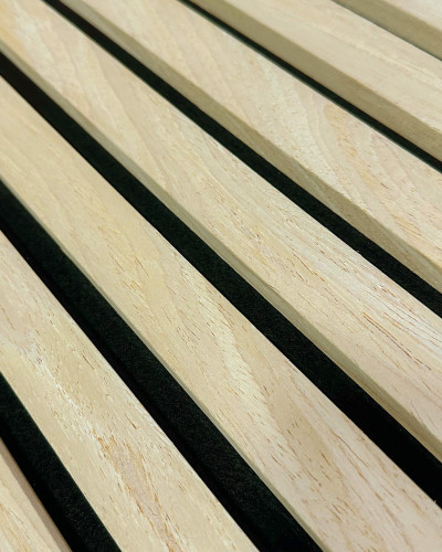 Panou decorativ riflat din MDF, stejar deschis, într-un interior modern
