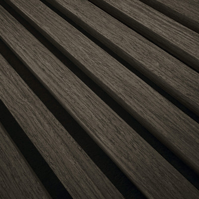 Panou decorativ riflat MDF, aspect nuc, într-un living modern
