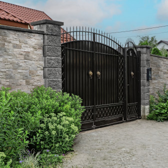 Piatră decorativă Prostack S. Beige aplicată pe un gard