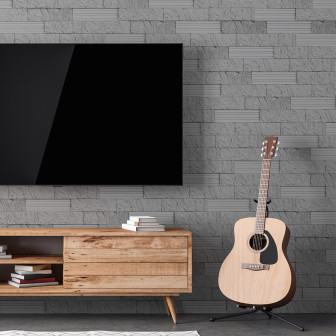 Piatră decorativă gri pe un perete interior, living cu televizor și chitară