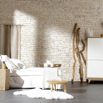 Panou decorativ tip piatră bej într-un interior modern