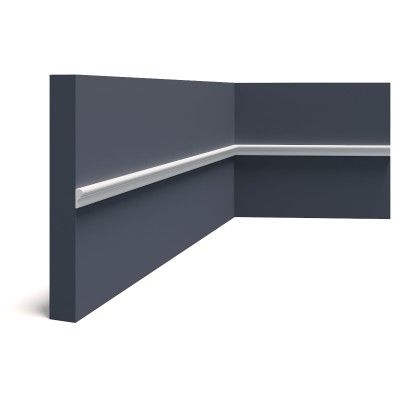 Brâu decorativ alb aplicat pe perete albastru