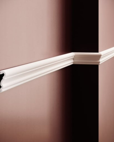 Brau decorativ alb din polimer rigid pe un perete colorat