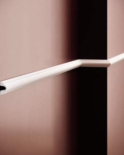 Brâu decorativ din polimer rigid, montat pe perete