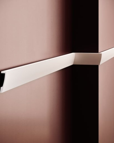 Brau decorativ din polimer rigid montat pe perete