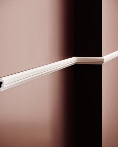 Brau decorativ din polimer rigid, alb, aplicat pe perete