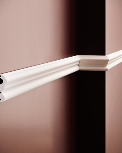 Brâu decorativ din polimer rigid, alb, montat pe perete