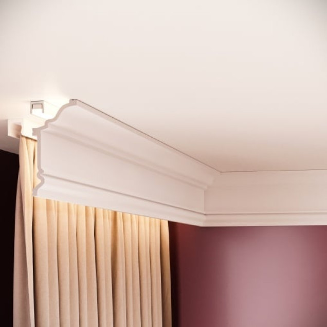Cornișă decorativă din polimer rigid montată la intersecția dintre perete și tavan