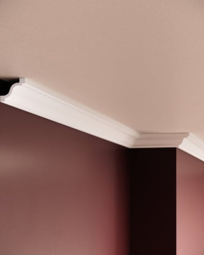 Cornișă decorativă din polimer rigid montată între tavan și perete