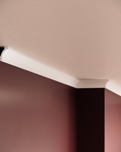 Cornișă decorativă din polimer rigid la îmbinarea dintre perete și tavan