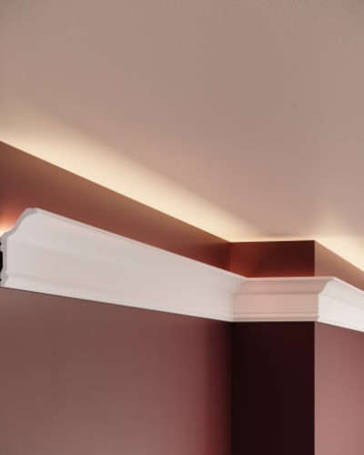Cornișă decorativă din polimer rigid alb, montată pe tavan