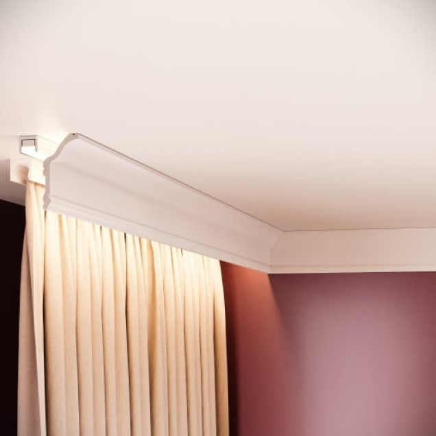 Cornișă decorativă din polimer rigid alb, montată pe tavan