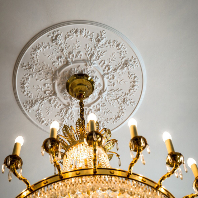Rozeta decorativa alba cu design floral