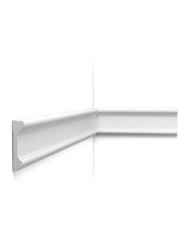 Profil decorativ alb, utilizat ca plintă de perete