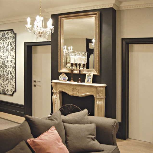 Cornisa decorativa alba pentru tavan cu design clasic