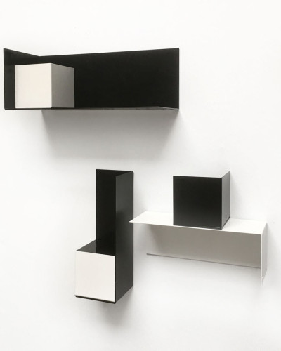 Poliță metalică pentru magnetic, mică, neagră, design minimalist.