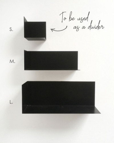Poliță metalică pentru magnetic, mică, neagră, design minimalist.