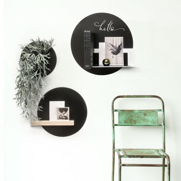 Poliță metalică albă pe tapet magnetic, cu obiecte decorative