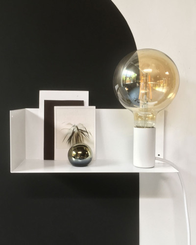 Poliță metalică albă pe tapet magnetic, cu obiecte decorative