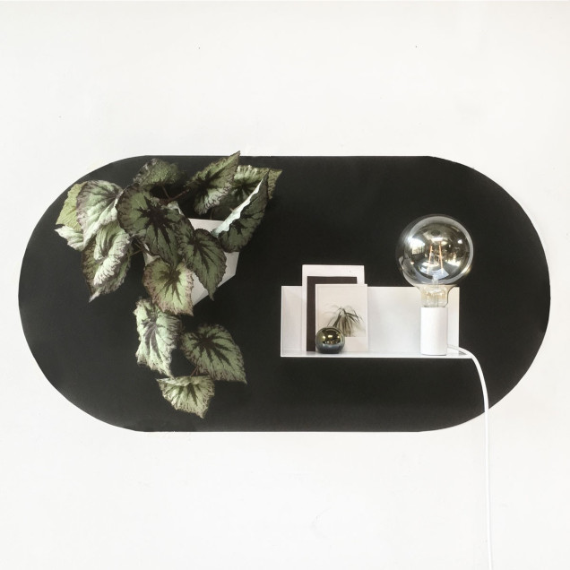 Poliță metalică albă pe tapet magnetic, cu obiecte decorative
