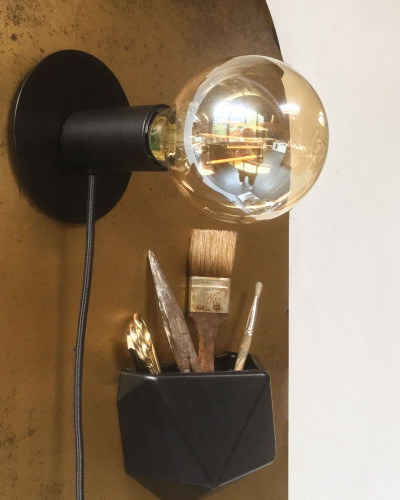 Lampă cu bec inclus pentru perete magnetic, design modern și minimalist, culoare neagră.